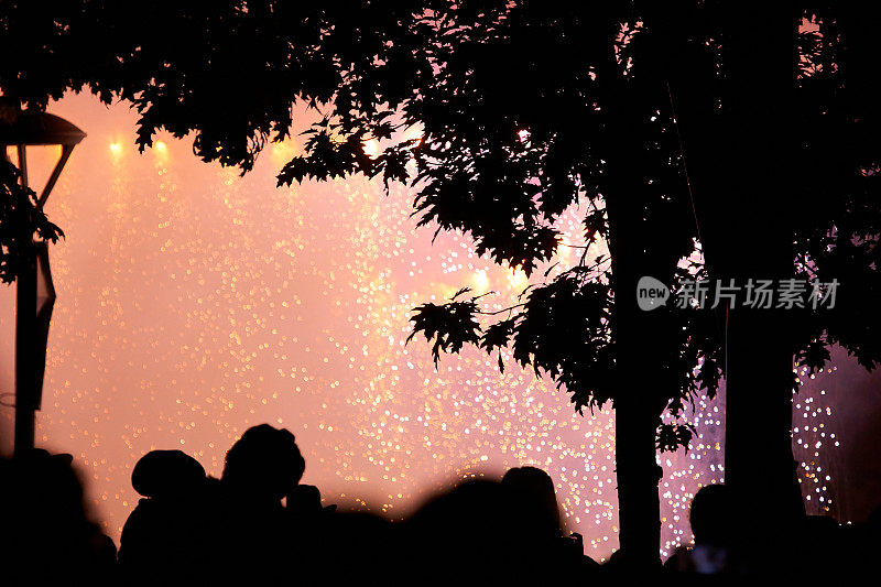 加泰罗尼亚Correfoc -街道上的传统烟花节